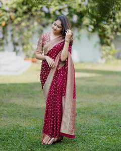 Hermoso Sari de Algodón con Bordado Jacquard y Pallu Exclusivo, para Fiestas de Invierno, VestaExports, para Adultos - Product Image 2