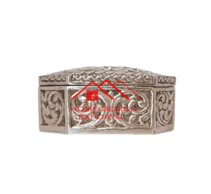 Joyero de Metal de latón fundido con diseño tallado a mano con tapa Joyero Mwtal con acabado plateado - Product Image 1