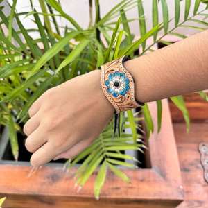 Pulsera de cuero genuino de grano completo de calidad superior Western Tooled Leather Turquoise Floral Cuff Custom Cowhide Women Wristband - Product Image 4