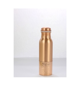 Botella de cobre hecha a mano para el bienestar y la hidratación diarios, con un acabado artesanal duradero y beneficios de purificación natural. - Product Image 2