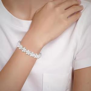 Pulsera de moissanita de calidad premium unisex Bisel de diamante con Ajuste de canal de platino con brazaletes de plata de ley de corte ovalado - Product Image 1