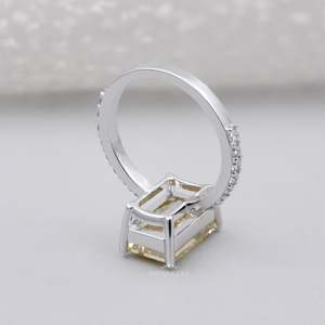 Bague solitaire en diamant jaune taille émeraude certifiée IGI, avec bande pavée ronde, exquise - Product Image 5