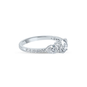 Superbe bague en or blanc 14 carats avec trois pierres et diamants, conçue pour les propositions de fiançailles et les moments mémorables de l'Inde - Product Image 4