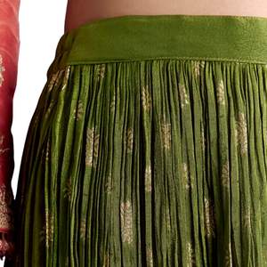 Vente en gros de vêtements ethniques pour femmes tenue de fête personnalisée d'usine OEM Kurta en tissu orange avec Zari Palazzo et Floral Dupatta - Product Image 6