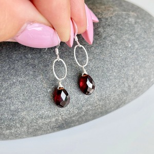 Boucles d'oreilles en forme de goutte de grenat rouge, minimalistes, petites, pour un style décontracté, pour femme, en argent sterling 925, pierre de naissance de janvier, passion - Product Image 2