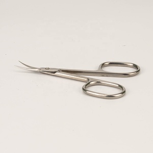 Tijeras de manicura de cutícula rusa afiladas para salón de uñas de acero inoxidable plateado de fabricación pakistaní - Product Image 3