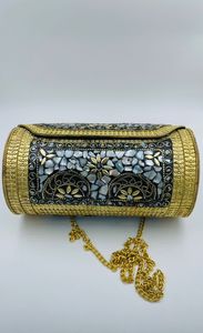 Sacs tribaux faits sur commande de mosaïque d'applique en métal idéaux pour la revente par des magasins d'accessoires de mode dans la bordure d'or en forme de cylindre. - Product Image 3