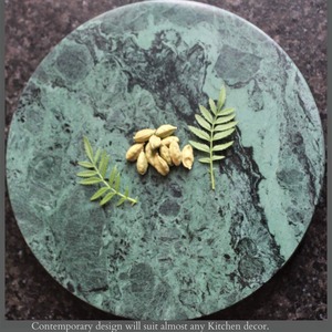 Tabla de cortar redonda verde Superficie de corte duradera y elegante Ideal para verduras Frutas Uso de cocina Fácil de limpiar Diseño moderno - Product Image 1