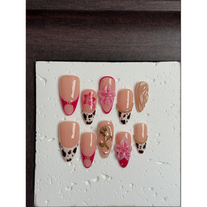 Femme Feline Press-On Nail Art, design élégant de chat pour femmes - Product Image 1