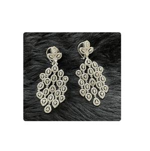 Boucles d'oreilles en diamant plaqué or d'inspiration vintage exquise Présentation étonnante avec de vrais diamants pour les filles glamour - Product Image 1