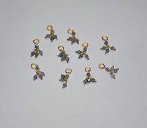Perles enveloppées de fil unique de tanzanite naturelle de qualité supérieure. Gemstone Dangle1 + 3 perles de fil unique Pièces de chapelet pour la fabrication de bijoux - Product Image 1