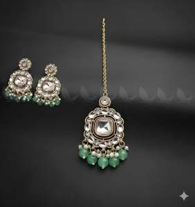 Collar llamativo de lujo con gemas verdes esmeralda de múltiples capas y diamantes de corte brillante, con pendientes a juego en forma de lágrima. - Product Image 2