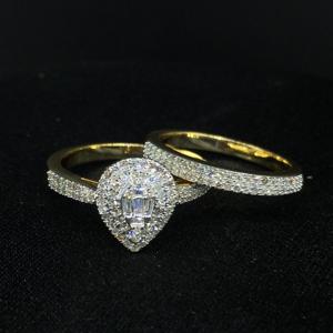 Ensemble de bagues de mariage en or jaune classique 10 carats avec diamant rond de 0,48 carats et diamant baguette de 0,04 carats pour mariage et anniversaire - Product Image 1