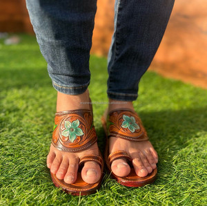 Chanclas planas para exterior informales de cuero de vaca de estilo occidental para mujer auténtica hechas a mano, calzado turquesa con punta abierta - Product Image 2