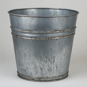 Maceta galvanizada de lujo con acabado rústico clásico, perfecta para el jardín al aire libre inspirado en el patrimonio y la decoración del hogar de temporada - Product Image 5