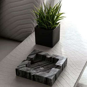 Cendrier de table décoratif de luxe contemporain carré sans fumée en résine fait main - Product Image 1