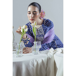 Traje de 3 Piezas para Mujer con Bordado y Estampado Dorado en Tela Lawn con Dupatta de Seda FE-52063 - Product Image 1