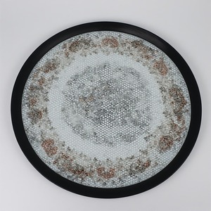 Plaque de chargeur en résine argentée Moonlight présentant de subtils nuages argentés et des bords en résine transparente pour les événements en soirée - Product Image 2