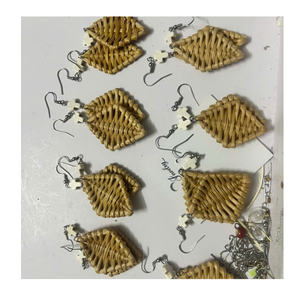 Boucles d'oreilles en rotin à la mode fabriquées à la main, boucles d'oreilles en rotin tissé à la main naturel, bijoux Boho parfaits pour les vêtements décontractés et de plage - Product Image 2