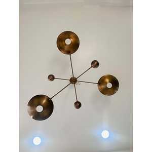 Pouf élégant de lustre de spoutnik en laiton de 3 lumières modernes du milieu du siècle pour la décoration intérieure - Product Image 4