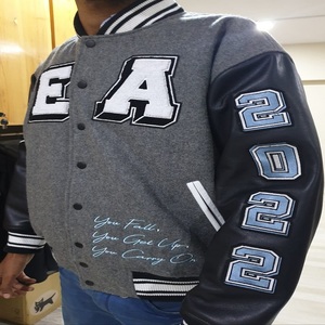 Chaqueta de Cuero Varsity Vintage de Alta Calidad, Corte Ajustado, Larga, con Logos Personalizados en Chenilla, Estilo Invernal - Product Image 4
