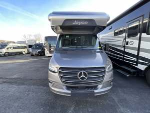 RECÍEN LLEGADO Autocaravana Clase C 2026 JAYCO MELBOURNE PRESTIGE 25LP de Aluminio para Acampar y Viajar por Carretera - Product Image 2