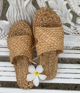 Sandales jacinthe d'eau sandales unisexes sandales pour enfants sandales maison sandales décontractées chaussures de paille chaussures de vacances sandales faites à la main - Product Image 2