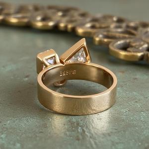 Anillo de Compromiso Moderno con Tres Piedras de Moissanita VVS de 2.00 TCW, Anillo de Boda Grueso y Ancho de Plata 925, Regalo de Aniversario - Product Image 2