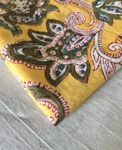 Tela de Algodón Estampada a Mano con Diseño Floral Paisley en Toda la Superficie |   Textil Indio con Base Amarilla - Product Image 4