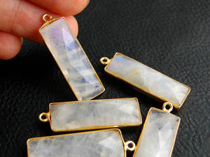 Proveedor Mayorista de Joyería de Cristal de Estilo Vintage, Colgante de Piedra Lunar Natural Renacida en Latón, Fabricación de Joyería Surgyan Saini - Product Image 3