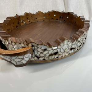 ถาดเสิร์ฟอะคริลิคฝังมุกทรงกลม สำหรับใส่ช็อกโกแลต ขนมหวาน และผลไม้ เหมาะสำหรับวันอีด รอมฎอน และงานพิเศษ - Product Image 1