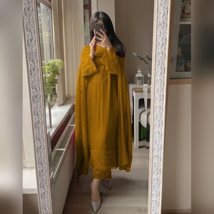 Ensemble palazzo trois pièces en georgette exclusif avec broderie de sequins et dupatta de créateur pour tenue de mariage de luxe - Product Image 2