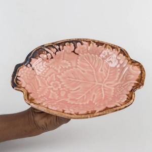 Bol de service décoratif en grès fait main avec texture de feuille inspirée de la nature et finition rustique, plat en céramique avec poignées latérales - Product Image 3