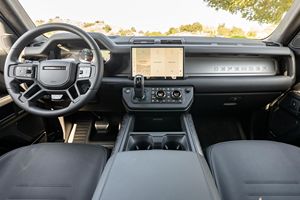 Land Rover Defender OCTA Edición Uno 2025, Bajo Kilometraje, Caja de Cambios Automática, Volante a la Izquierda, Neumáticos R20, Estado Oscuro - Product Image 2