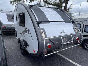 Remorque de voiture NuCamp TAB 400, capacité de charge 2001-3000 kg, blanche avec accents noirs, design montagne, 36x8x11 pieds - Product Image 5