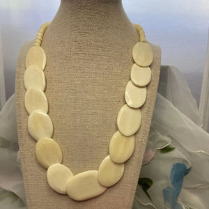 Collier en os de chameau vintage fabriqué à la main petit disque en forme de bel accessoire décoratif artisanat naturel pour noël - Product Image 1