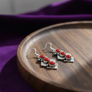 Pendientes Colgantes Hechos a Mano de Plata de Ley 925 con Baño de Oro y Coral Rojo en Forma de Rombo Geométrico, Estilo Étnico Indio, para Mujer, Ideales para Bodas y Tendencia - Product Image 2