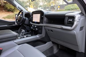 SUPER CLEAN 2023 F-O-R-D F-150 LIGHTNING LISTO PARA ENVIAR - Product Image 5