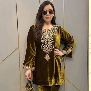 Top de Terciopelo con Estilo para Fiesta con Parte Inferior Completamente Cosida - Product Image 1