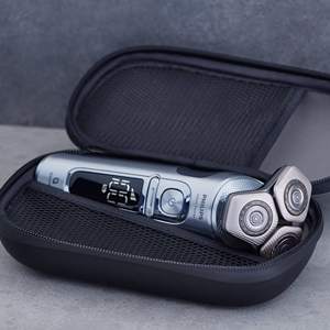 Mini Afeitadora Eléctrica Cromada Brillante con Recortador Nasal Rotatorio de Triple Cuchilla, Base de Carga, Resistente al Agua IPX7 y Lavable - Product Image 1