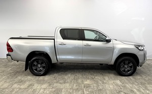 Toyota Hilux Pickup 5 Plazas, Faros LED, Volante a la Izquierda, Automático, Diésel, Exterior Plateado - Product Image 3