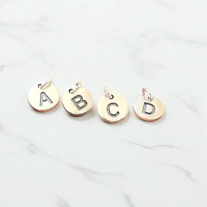 Dijes iniciales redondos de 8 MM-Hallazgos hechos a mano al por mayor - Product Image 4