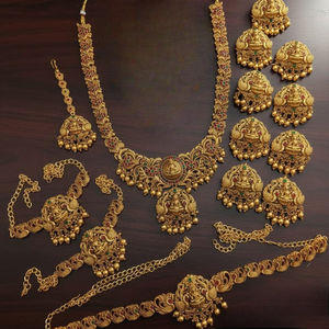 Ensemble de bijoux de mariée traditionnels du sud de l'Inde de qualité supérieure pour l'exportation, avec zircon plaqué or, finition antique pour les fêtes de mariage - Product Image 3