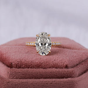 Anillo de compromiso de diamante cultivado en laboratorio de corte ovalado de 3,0 quilates con piedras de acento glamuroso en anillo chapado en oro amarillo de 14KT - Product Image 2