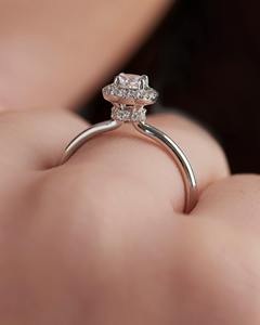 แหวนเพชรประดับรัศมีวงแหวนเพชรสีทอง18Kt พร้อมศูนย์กะรัต025กะรัตและเพชรด้านข้าง012กะรัตดีไซน์สวยหรู - Product Image 5