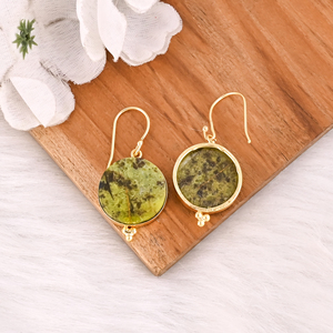 Boucles d'oreilles en laiton plaqué or avec pierres précieuses, opale verte, boucles d'oreilles pendantes élégantes en laiton avec brillance et finition - Product Image 4