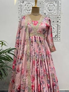 Presentando la secuencia de bordado pesado de seda Chinon con vestido de trabajo de impresión digital con manga completa y borde de encaje de cuatro lados Dupatta - Product Image 3