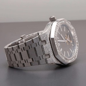 Offre Spéciale montre classique en argent et diamant pour un usage quotidien et formel et une batterie longue durée pour hommes disponibles à la vente - Product Image 2