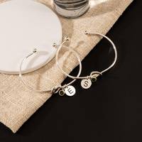 Pulsera Unisex Minimalista Cristiana con Nudo de Amistad, Plata 925 con Baño de Oro Vermeil, Inicial Personalizada y Piedra de Nacimiento, Cadena Grabada