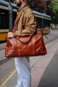 Sac de voyage week-end en cuir véritable avec fermeture éclair, durable, marron, style artisanal - Product Image 5
